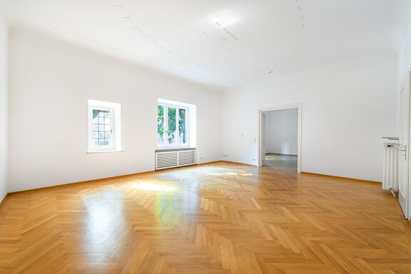 Spacious living room