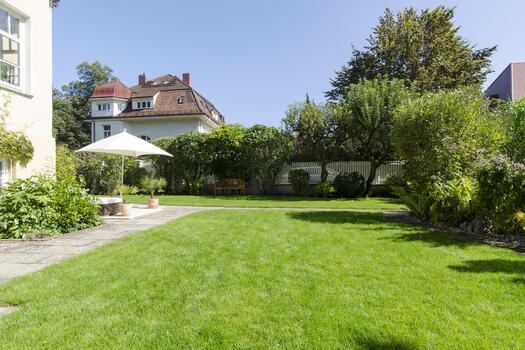 Südgarten mit kleinem Teich