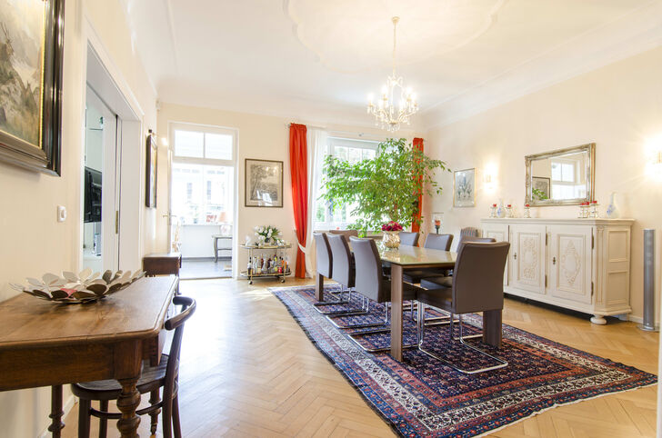 Esszimmer mit Wintergarten im Erdgeschoss