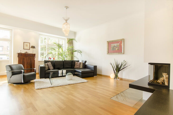 Wohnzimmer mit offenem Kamin im OG