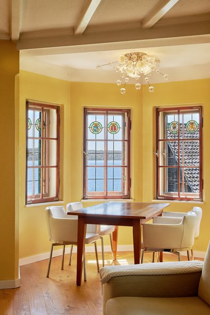 Erkerturm mit Bleiglasfenstern