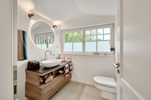 Bathrooms with built-in fixtures