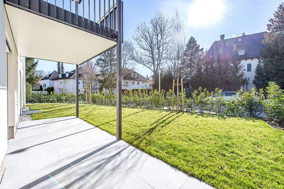 Erdgeschoss mit sonnigen Terrassen