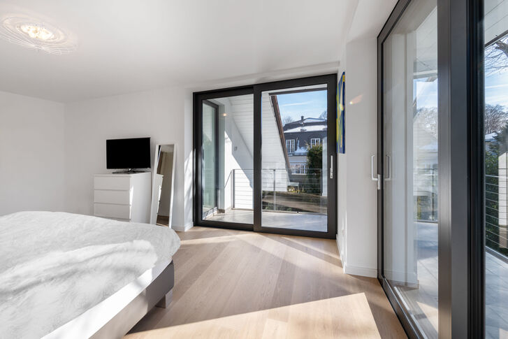 Masterschlafzimmer mit Balkon