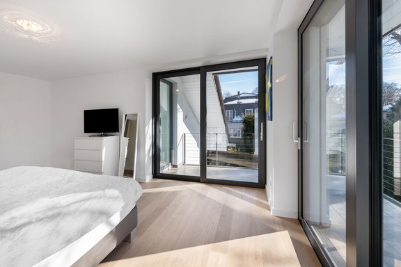 Masterschlafzimmer mit Balkon