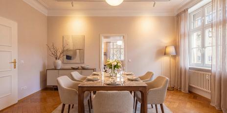 Classic, stylish, and charming: 3-room apartment in an older building with a cozy atmosphere in a prime location