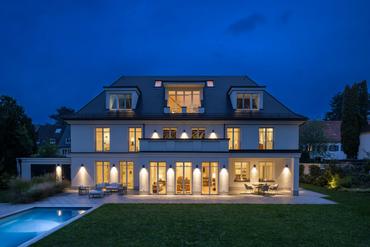 Großzügige Familienvilla mit Traumgarten, Pool, Tiefgarage und Apartment