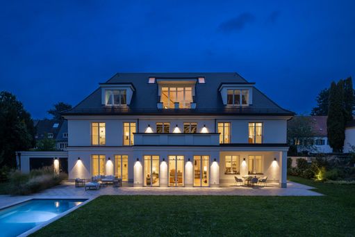 Objektvideo ansehen: Großzügige Familienvilla mit Traumgarten, Pool, Tiefgarage und Apartment