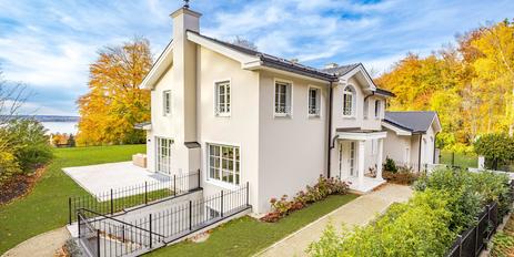 Klassisch-luxuriöse Villa von 2018 mit traumhaftem Seeblick in ruhiger Lage