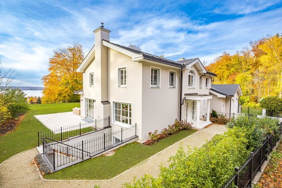 Hochklassige Villa mit Seeblick