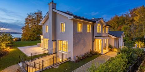 Classic-luxurious villa from 2018 with fantastic lake views in a quiet location