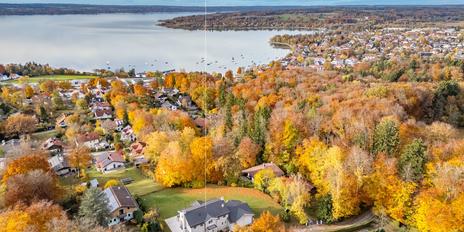 Classic-luxurious villa from 2018 with fantastic lake views in a quiet location