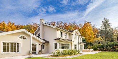 Classic-luxurious villa from 2018 with fantastic lake views in a quiet location