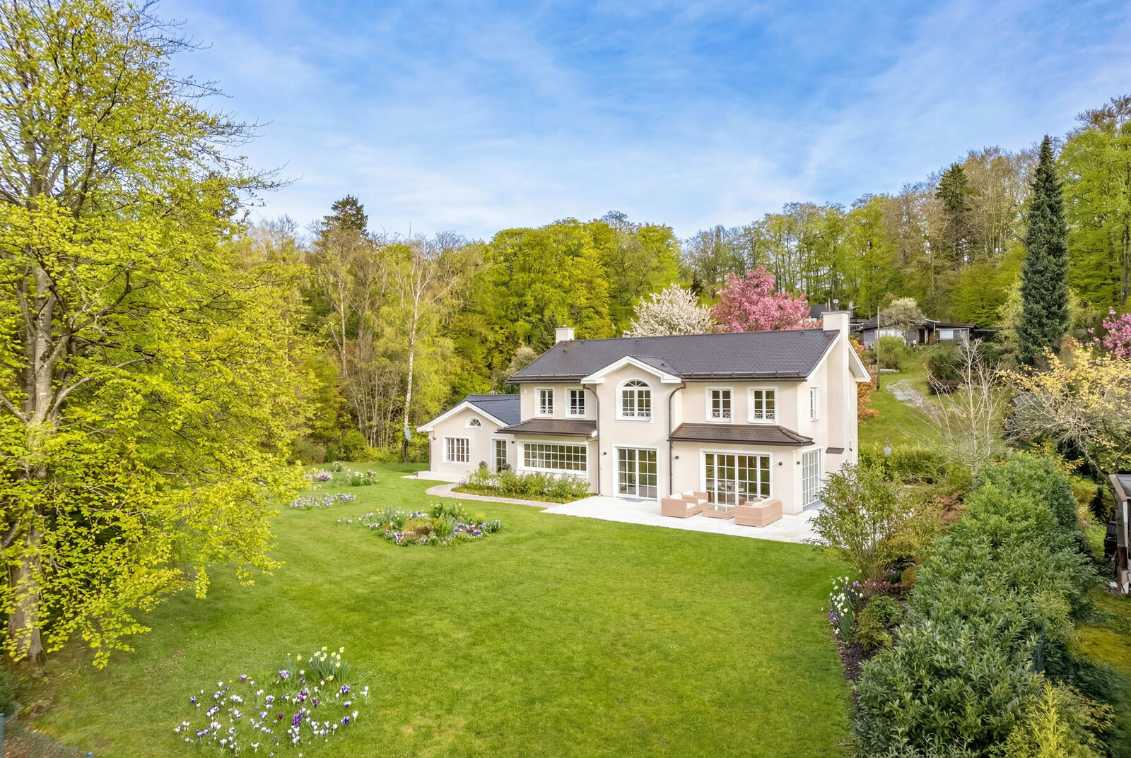 Hochklassige Villa mit Seeblick