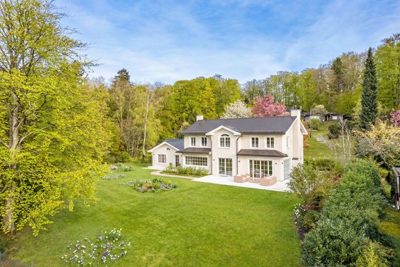 Hochklassige Villa mit Seeblick