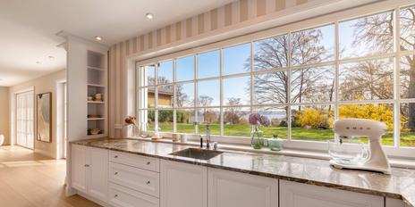 Klassisch-luxuriöse Villa von 2018 mit traumhaftem Seeblick in ruhiger Lage