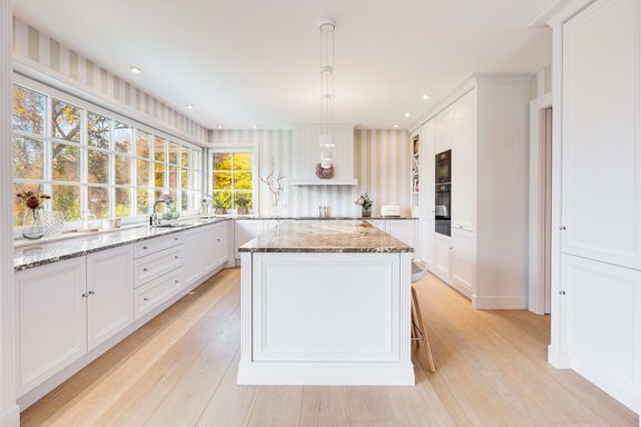 Carpenter&#039;s kitchen in country house style