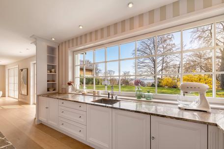 Klassisch-luxuriöse Villa von 2018 mit traumhaftem Seeblick in ruhiger Lage