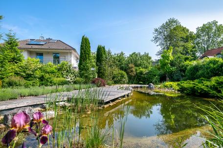 Klassische Ästhetik: Stilvolles Einfamilienhaus mit naturnah gestaltetem Traumgarten