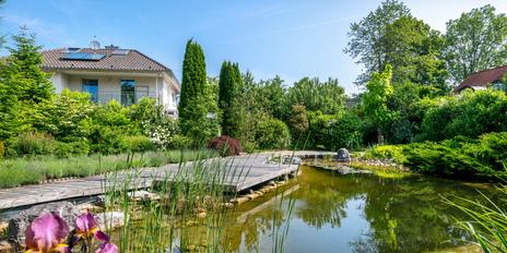 Klassische Ästhetik: Stilvolles Einfamilienhaus mit naturnah gestaltetem Traumgarten