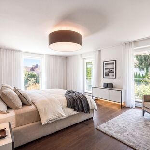 Schlafzimmer mit Balkonzugang (virtuell möbliert)