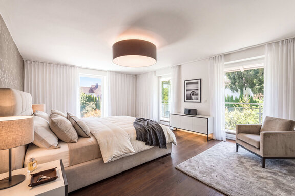 Bedroom with access to the balcony (virtually furnished)