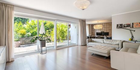 Klassische Ästhetik: Stilvolles Einfamilienhaus mit naturnah gestaltetem Traumgarten