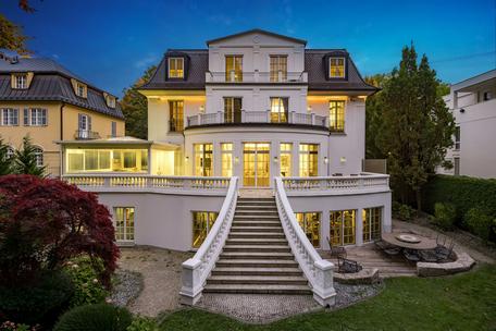 Klassische Eleganz im noblen Herzogpark: Villendomizil über 725 m² mit Lift, Spa/Gym und Tiefgarage