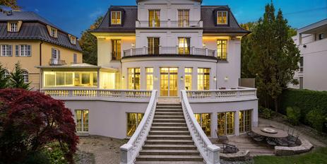 Klassische Eleganz im noblen Herzogpark: Villendomizil über 725 m² mit Lift, Spa/Gym und Tiefgarage