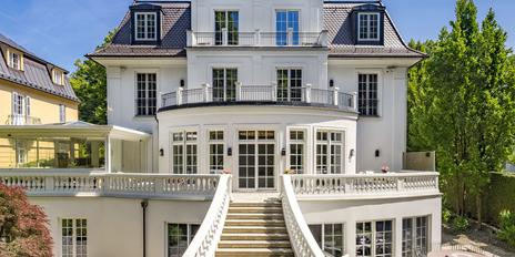 Klassische Eleganz im noblen Herzogpark: Villendomizil über 725 m² mit Lift, Spa/Gym und Tiefgarage