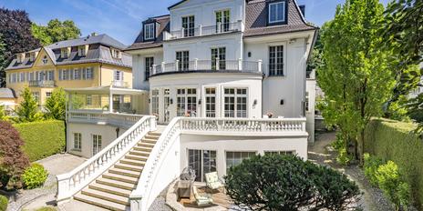 Klassische Eleganz im noblen Herzogpark: Villendomizil über 725 m² mit Lift, Spa/Gym und Tiefgarage