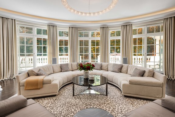 Imposanter halbrunder Erker