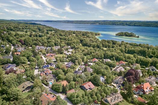 Within walking distance of the lake and the golf course