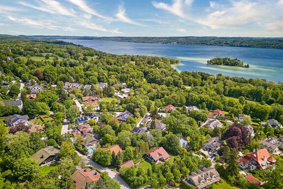 Walking distance to the lake and golf course