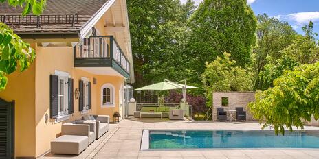 Klassische Landhaus-Villa mit Einliegerwohnung, Pool und stimmungsvollem Gartenidyll