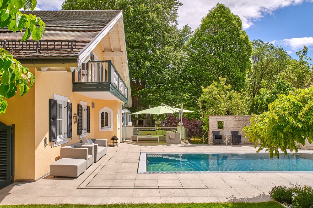 Pool area renovated in 2022