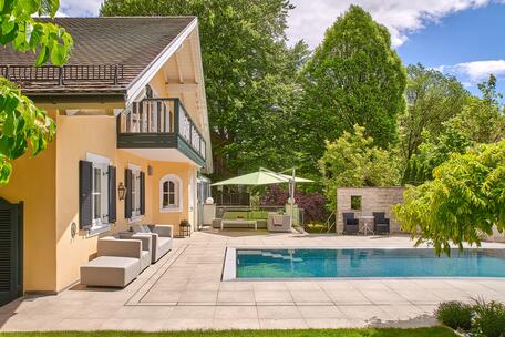 Klassische Landhaus-Villa mit Einliegerwohnung, Pool und stimmungsvollem Gartenidyll