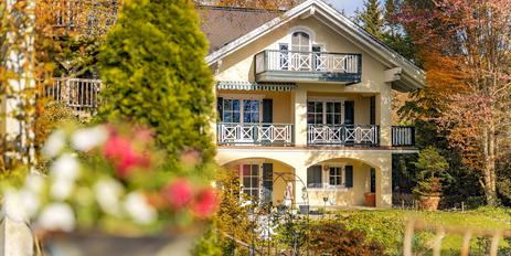 Klassische Landhaus-Villa mit Einliegerwohnung, Pool und stimmungsvollem Gartenidyll