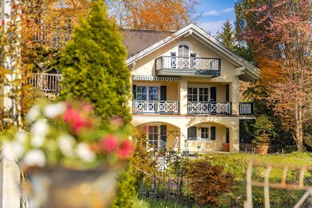 Klassische Landhaus-Villa mit Einliegerwohnung, Pool und stimmungsvollem Gartenidyll