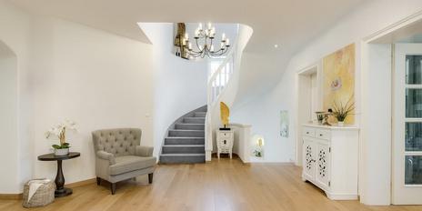 Klassische Landhaus-Villa mit Einliegerwohnung, Pool und stimmungsvollem Gartenidyll