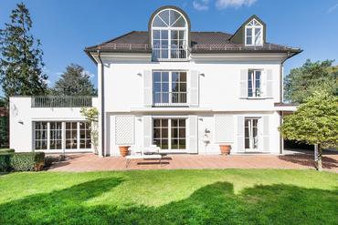 Klassische Villa mit großzügigen Räumlichkeiten, Dachterrasse und besonders schönem Südgarten