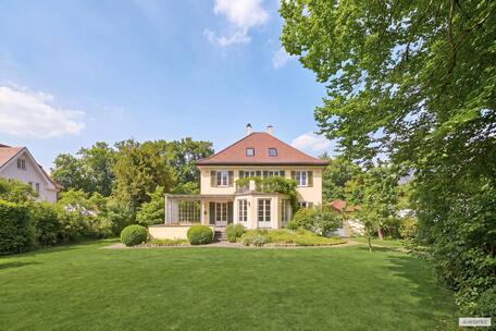 Classic villa built in 1928 with 6 bedrooms, plenty of charm, and a dream garden in a prime, unobstructed location