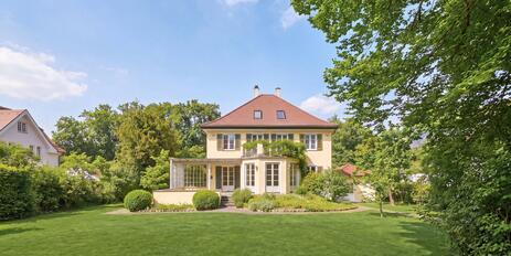 Klassische Villa von 1928 mit 6 Schlafzimmern, viel Charme und Traumgarten in unverbauter Bestlage