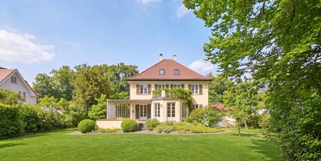 Klassische Villa von 1928 mit 6 Schlafzimmern, viel Charme und Traumgarten in unverbauter Bestlage