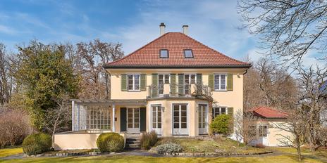 Klassische Villa von 1928 mit 6 Schlafzimmern, viel Charme und Traumgarten in unverbauter Bestlage