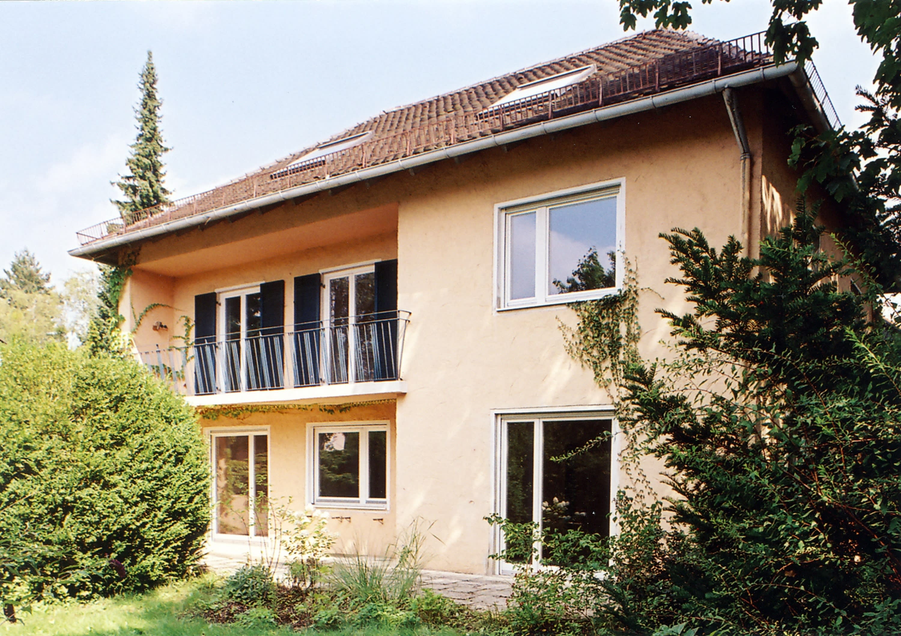 Klassisches freistehendes 12 Familienhaus mit schönem Garten