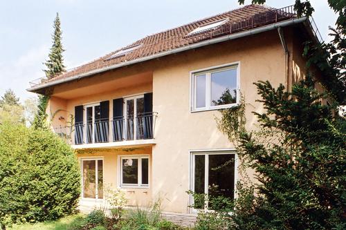 Klassisches freistehendes 1-2 Familienhaus mit schönem Garten