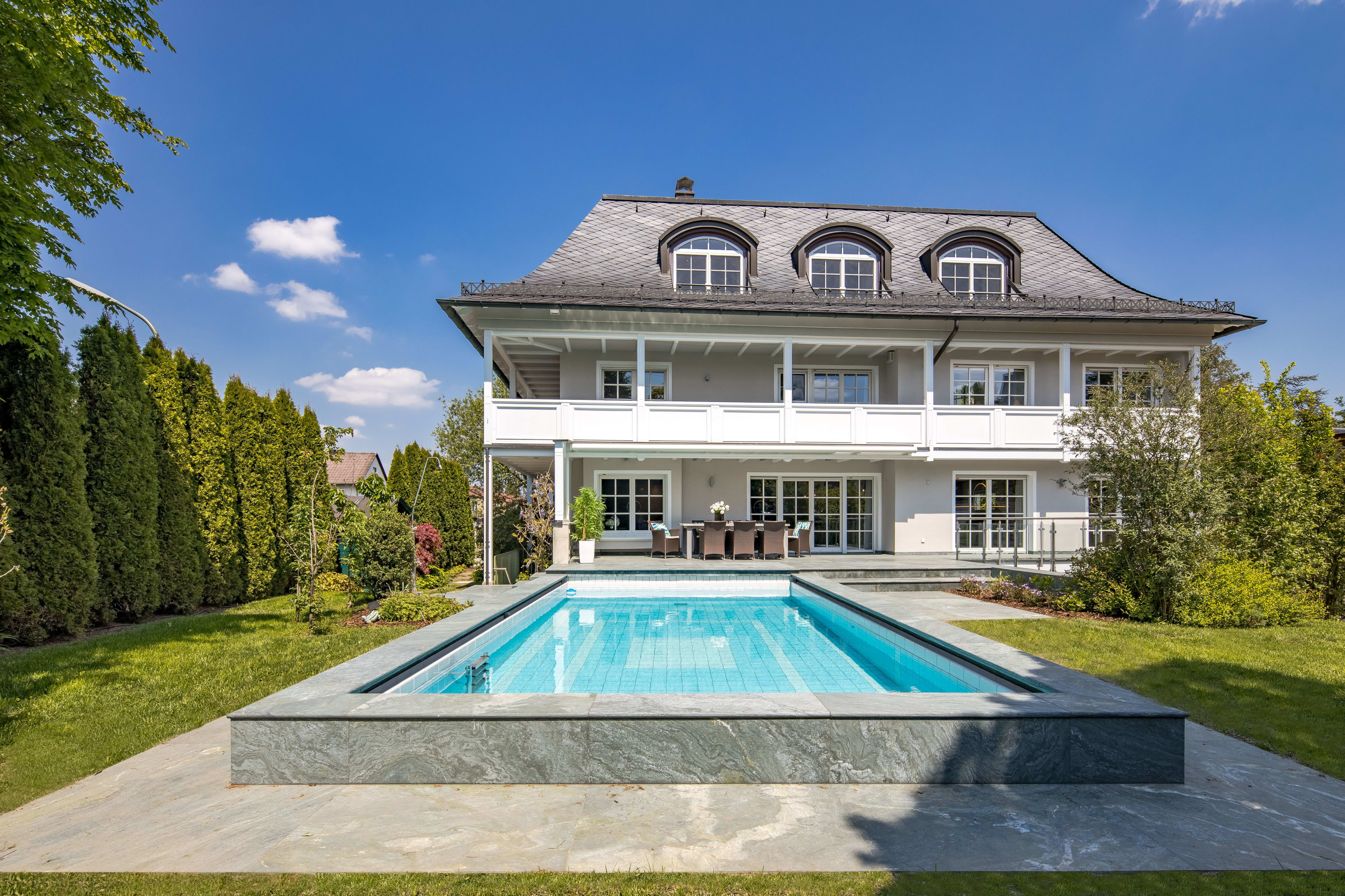 Klassisches Villenanwesen mit Traumgarten und Pool