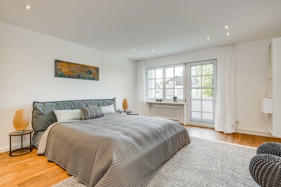 Schlaf-/Kinderzimmer mit Balkonzugang