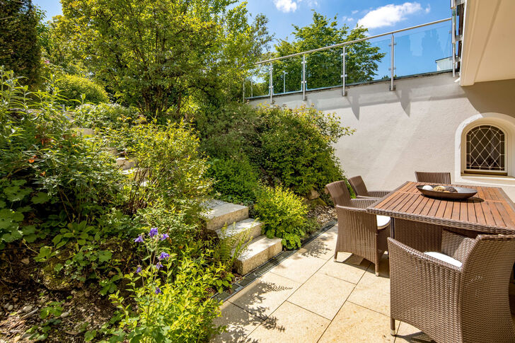 Sonnige Terrasse im Souterrain